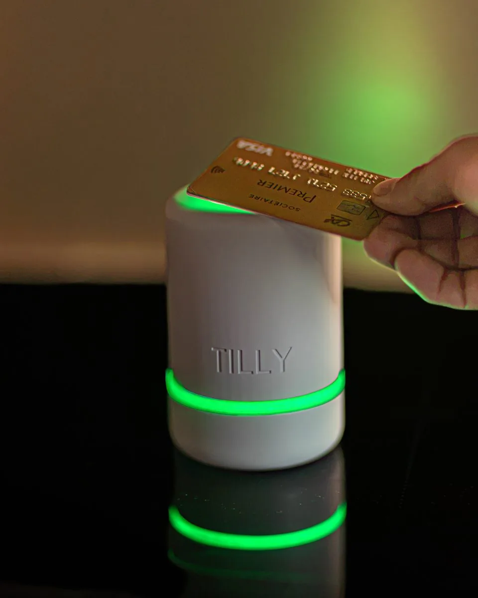 Une carte bancaire posée sur TILLY, halo lumineux