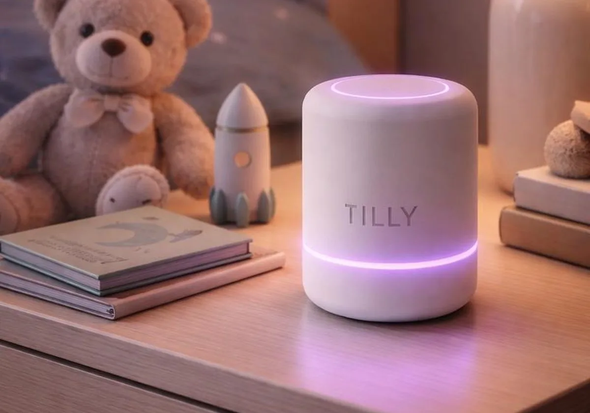 TILLY en cadeau de liste de naissance, halo violet sur plateau de marbre