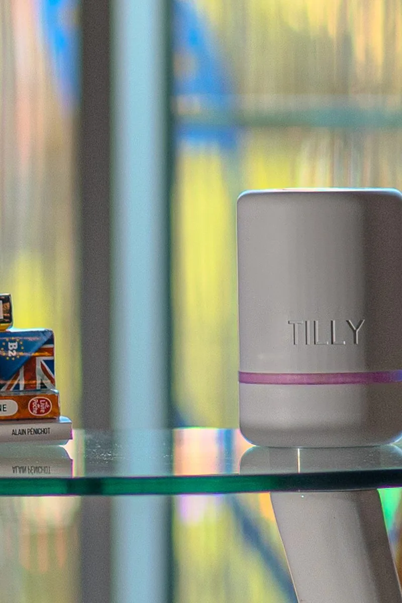 TILLY, tirelire connectée premium dans un intérieur chaleureux, pour mettre de côté pour vos petits-enfants
